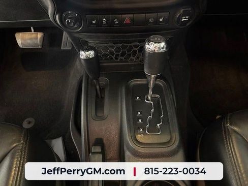 Used 2017 Jeep Wrangler Unlimited Sahara AWD/4WD image 17