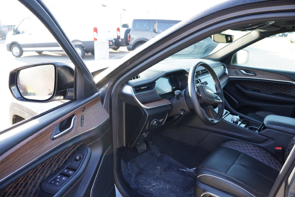 Used 2025 Jeep Grand Cherokee Summit w/ Obsidian Package AWD/4WD image 15