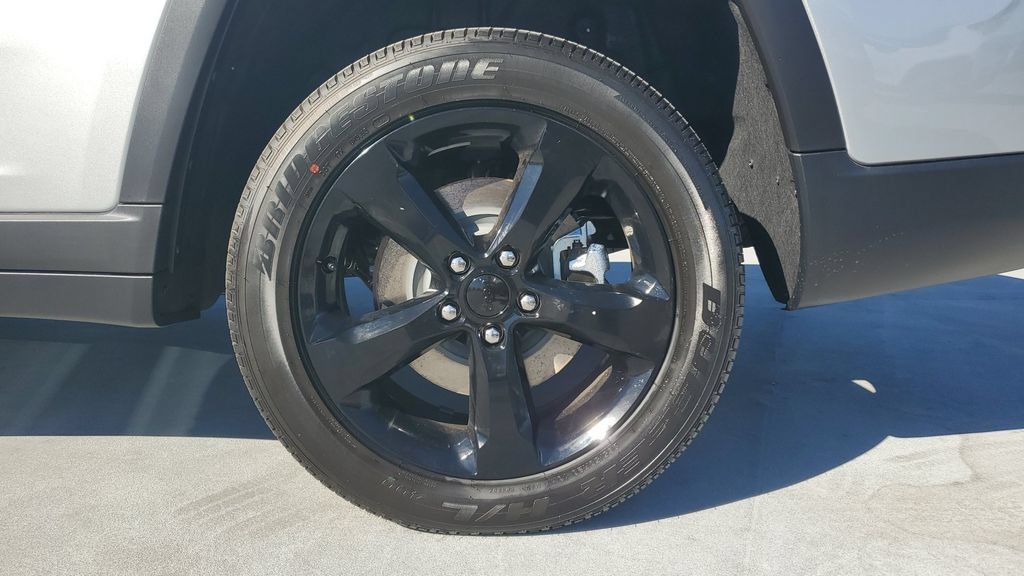 Used 2025 Jeep Grand Cherokee L Altitude AWD/4WD image 6