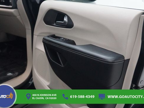 Used 2024 Chrysler Pacifica Limited FWD image 16