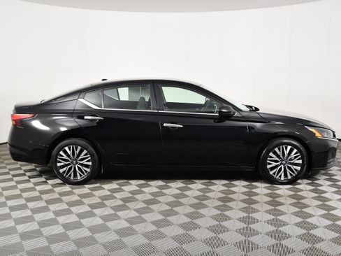 Used 2024 Nissan Altima 2.5 SV FWD image 5