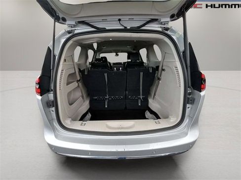 Used 2024 Chrysler Pacifica Touring-L image 7