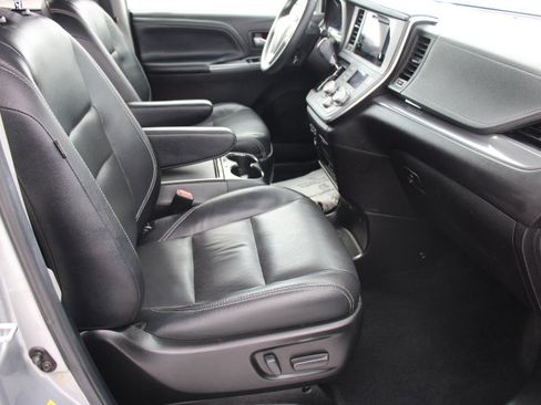 Used 2017 Toyota Sienna SE Premium image 21