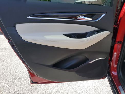 Used 2023 Buick Enclave Essence image 9