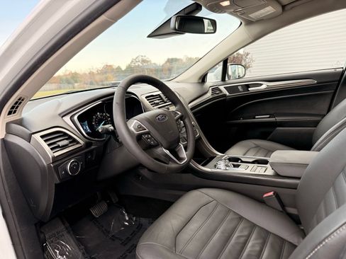 Used 2017 Ford Fusion SE w/ Equipment Group 602A FWD image 12