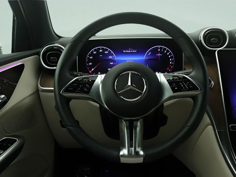 Used 2025 Mercedes-Benz GLC 350e 4MATIC image 8