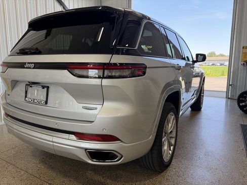 Used 2022 Jeep Grand Cherokee Summit w/ Luxury Tech Group V AWD/4WD image 3
