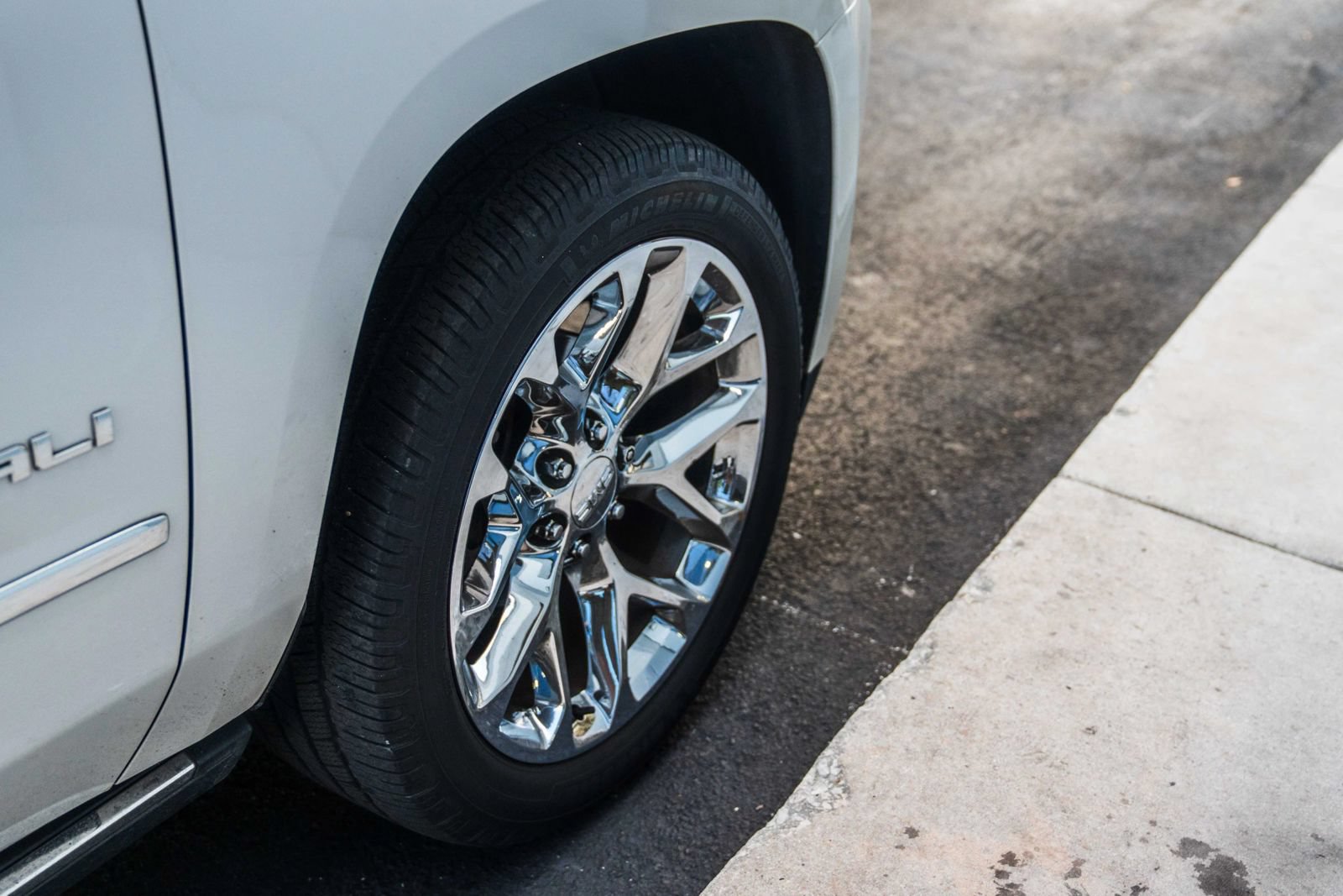 Used 2018 GMC Yukon Denali w/ Open Road Package RWD image 17