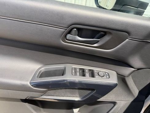 Used 2025 Nissan Pathfinder SV AWD/4WD image 17
