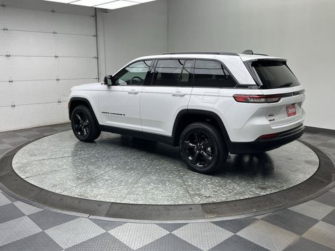 Used 2024 Jeep Grand Cherokee Altitude AWD/4WD image 2