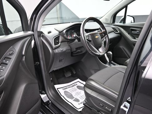 Used 2022 Chevrolet Trax LT w/ Midnight Edition image 9