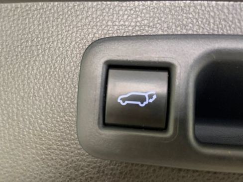 Used 2021 Toyota Highlander Limited FWD image 12