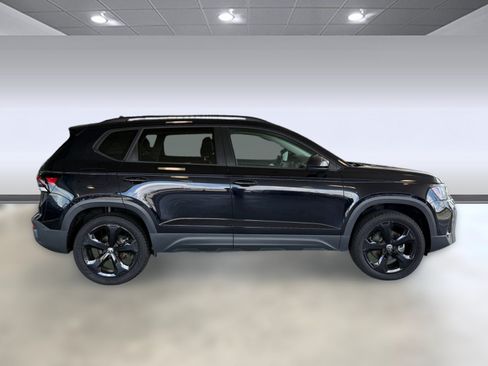 Used 2025 Volkswagen Taos SE AWD/4WD image 8
