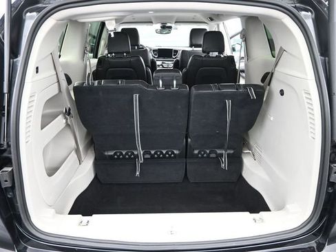 Used 2024 Chrysler Pacifica Touring-L FWD image 17