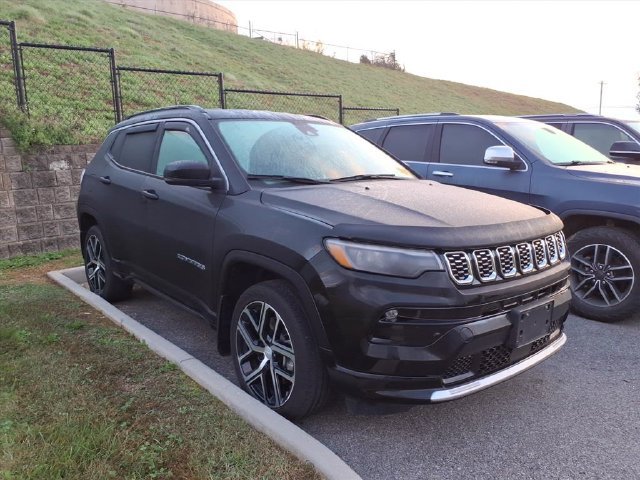 Used 2024 Jeep Compass Limited w/ Elite Group AWD/4WD image 11