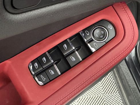 Certified 2025 Porsche Macan image 13