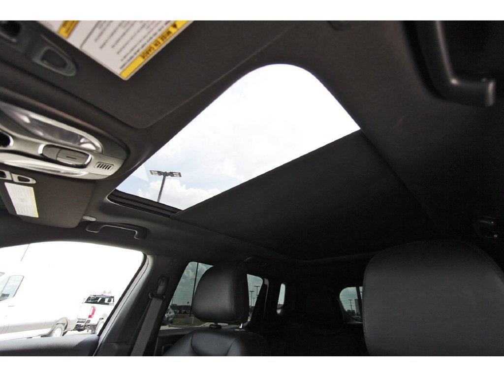 Used 2024 Jeep Compass Latitude w/ Sun and Sound Group AWD/4WD image 29