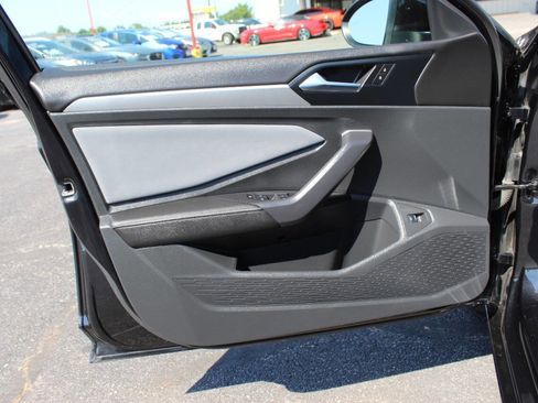 Used 2025 Volkswagen Jetta SE image 17