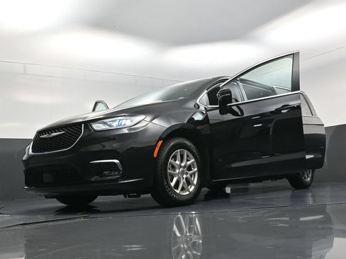 Used 2024 Chrysler Pacifica Touring-L FWD image 28