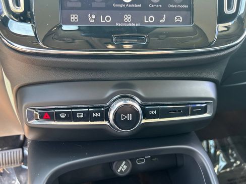 Used 2025 Volvo XC40 B5 Core AWD/4WD image 27