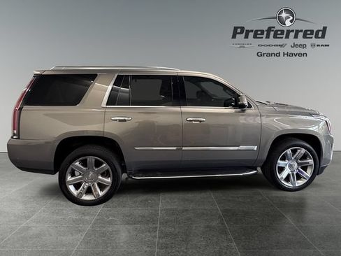 Used 2018 Cadillac Escalade Luxury AWD/4WD image 9