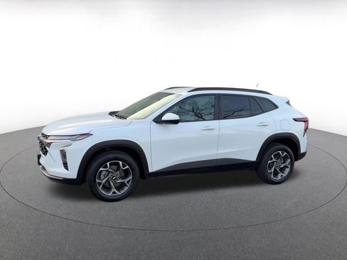 Used 2025 Chevrolet Trax LT w/ LT Convenience Package image 8