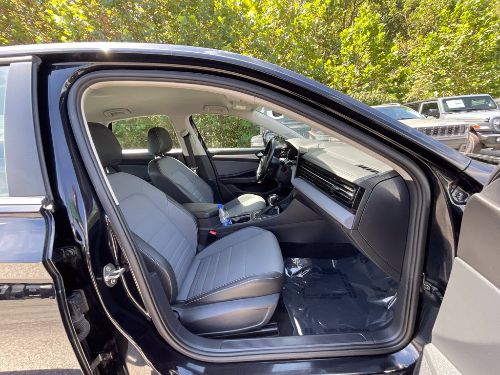 Used 2025 Volkswagen Jetta SE FWD image 22
