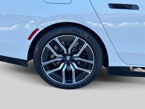 Certified 2025 BMW 750e xDrive w/ Premium Package image 9