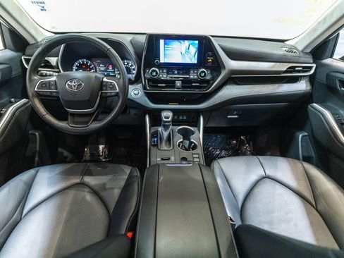 Used 2023 Toyota Highlander XLE FWD image 12