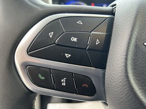 Used 2023 Chrysler Pacifica Touring-L FWD image 22