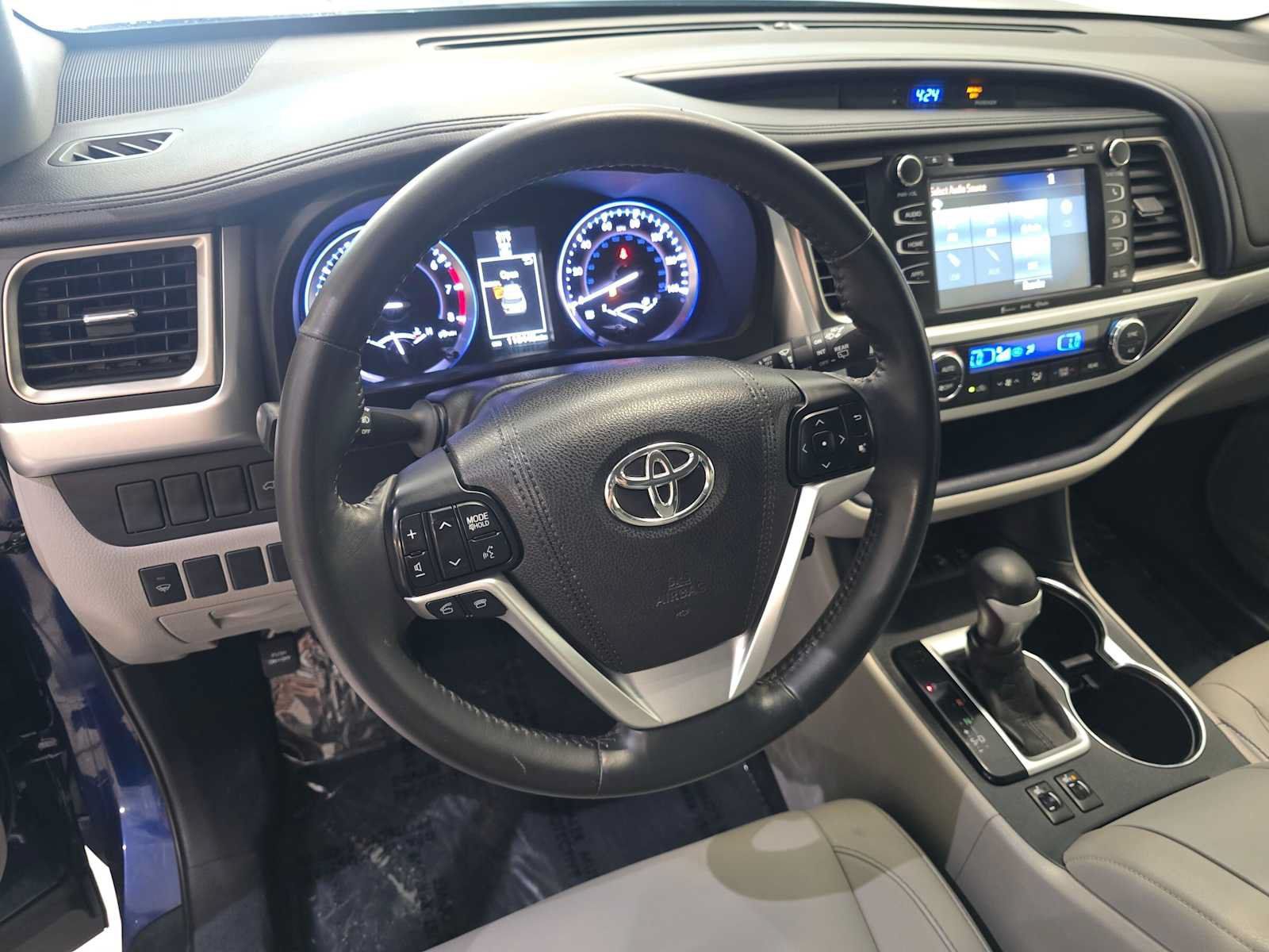 Used 2016 Toyota Highlander XLE AWD/4WD image 2