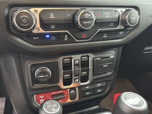 Used 2025 Jeep Wrangler Willys image 31