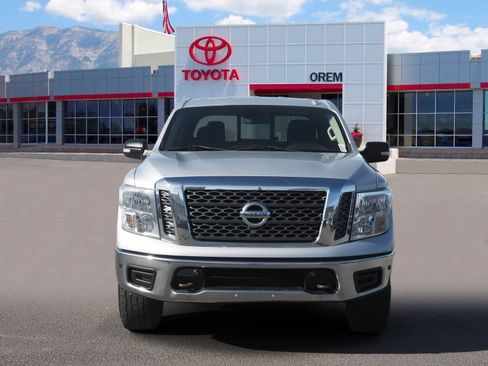Used 2018 Nissan Titan SV w/ SV Convenience Package image 2
