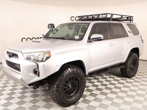 Used 2018 Toyota 4Runner TRD Off-Road Premium AWD/4WD image 10