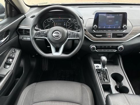 Used 2025 Nissan Altima 2.5 SV FWD image 9
