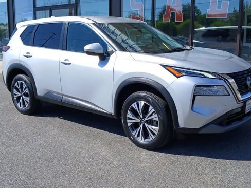 Used 2022 Nissan Rogue SV image 2