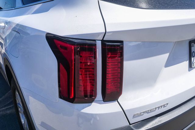 Certified 2023 Kia Sorento LX FWD image 12