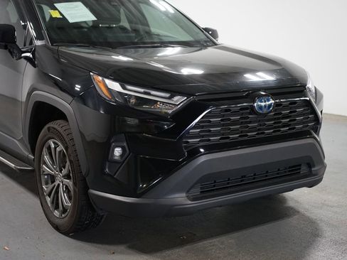 Used 2022 Toyota RAV4 XLE Premium AWD/4WD image 4