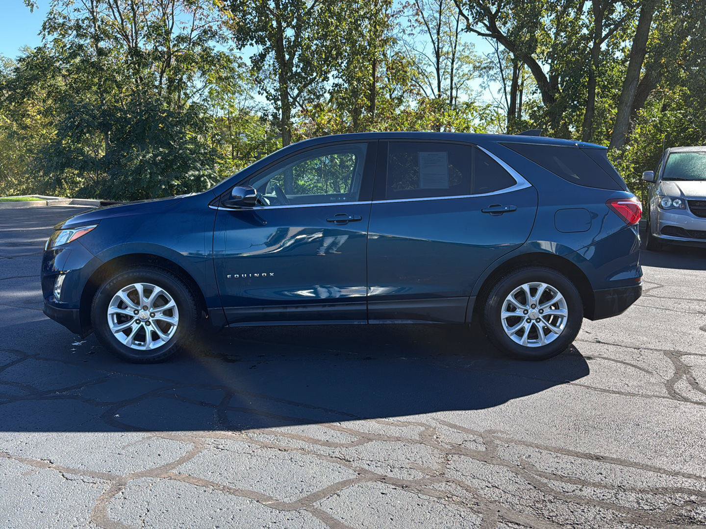 Used 2019 Chevrolet Equinox LT w/ Driver Convenience Package FWD image 2