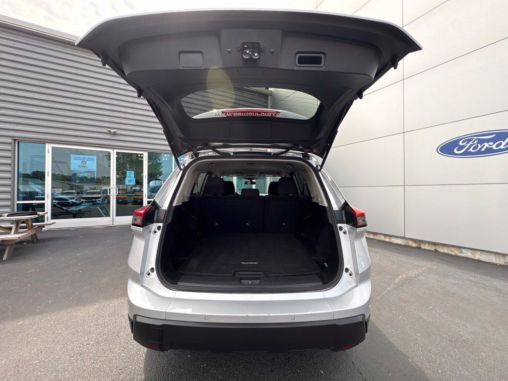 Used 2024 Nissan Rogue S FWD image 8