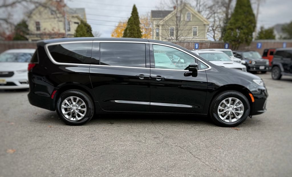 New 2026 Chrysler Pacifica Select AWD/4WD image 4