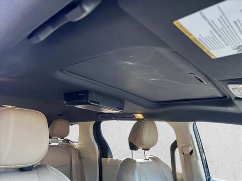 Used 2021 Toyota Sienna Limited image 23