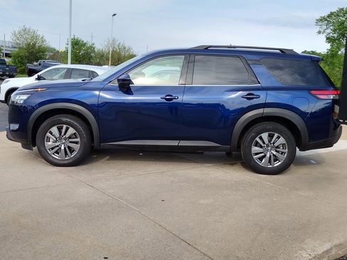 Used 2025 Nissan Pathfinder SV FWD image 8
