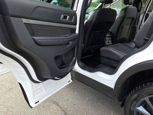 Used 2019 Ford Explorer XLT w/ Equipment Group 202A AWD/4WD image 30