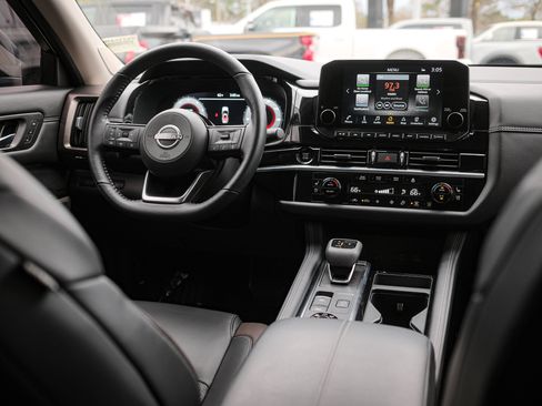 Used 2025 Nissan Pathfinder Platinum image 29