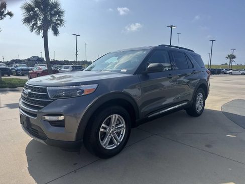 Used 2022 Ford Explorer XLT w/ Equipment Group 202A AWD/4WD image 3