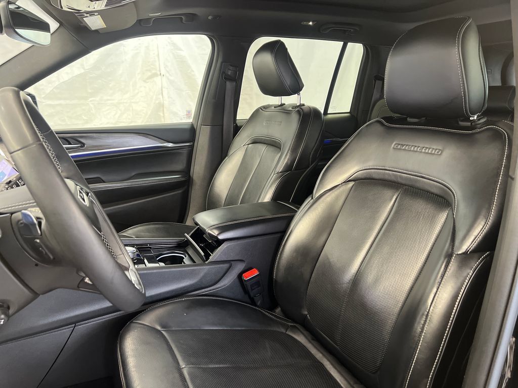 Used 2023 Jeep Grand Cherokee Overland AWD/4WD image 16