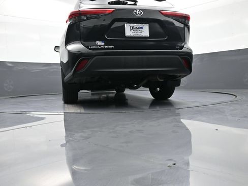 Certified 2023 Toyota Highlander LE FWD image 31