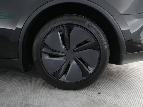Used 2026 Tesla Model Y Long Range RWD image 9