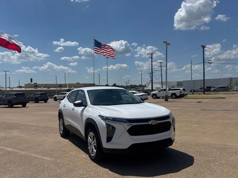 Used 2025 Chevrolet Trax LS FWD image 2